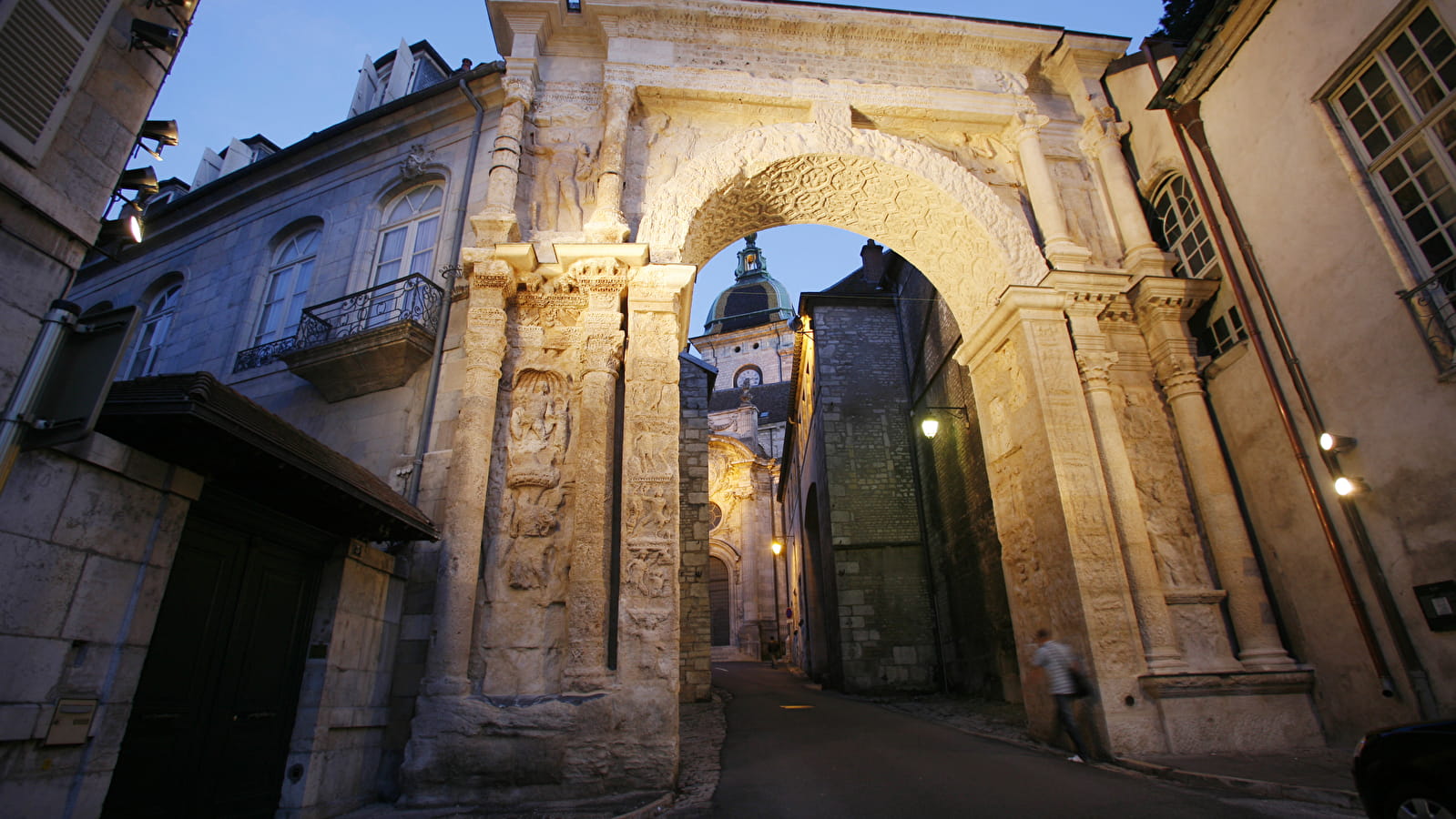 Les tours bastionnées : du bastion St-Pierre à la porte taillée