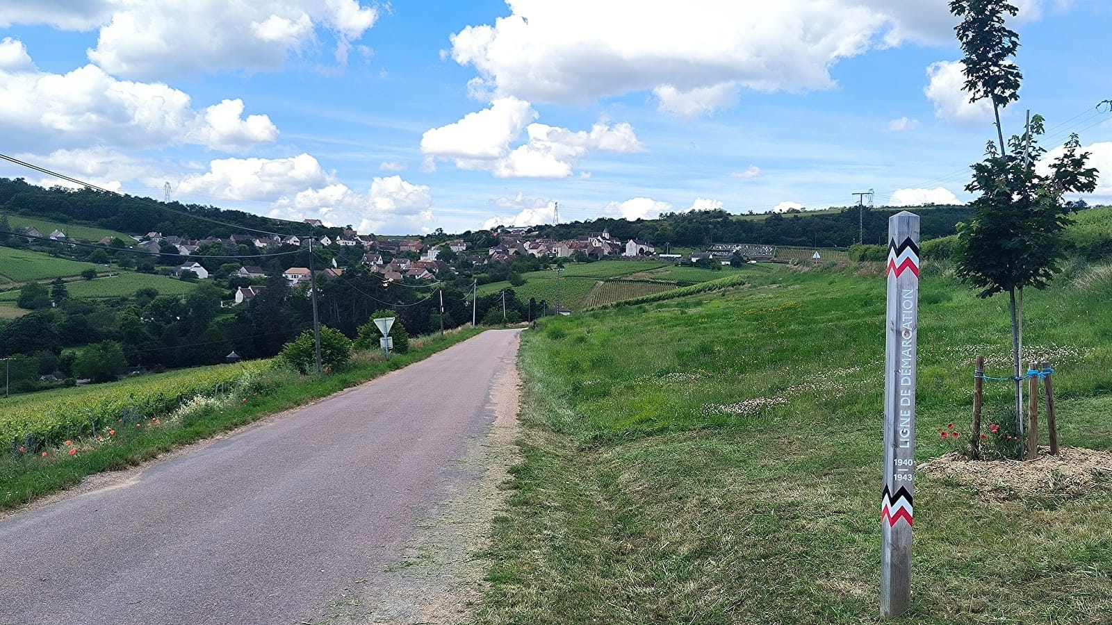 Ligne de démarcation - ancien poste de contrôle allemand - poteau