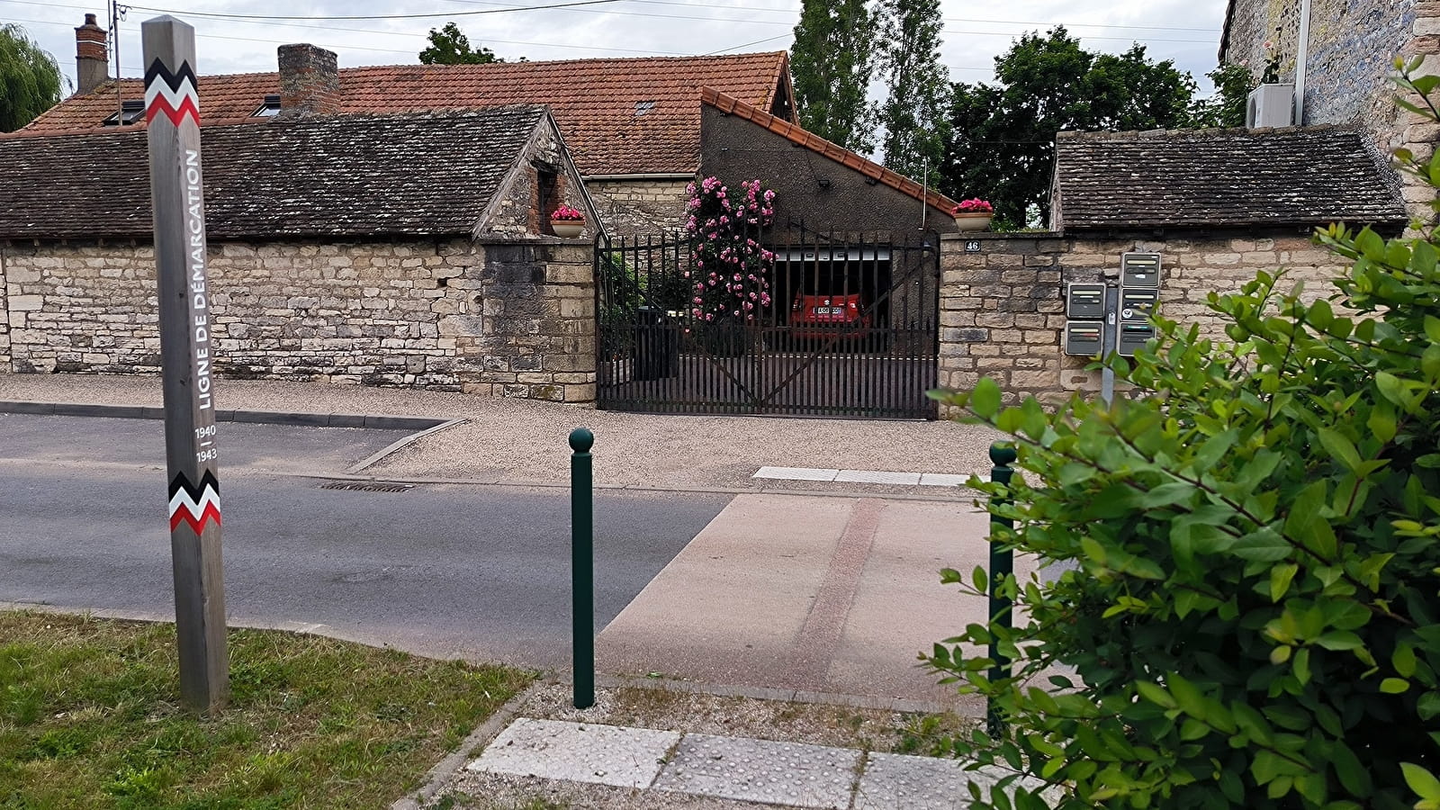 Ligne de démarcation - ancien poste de contrôle allemand - Poteau