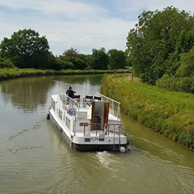 Bateau croisière 'Elza' sur le canal de Bourgogne