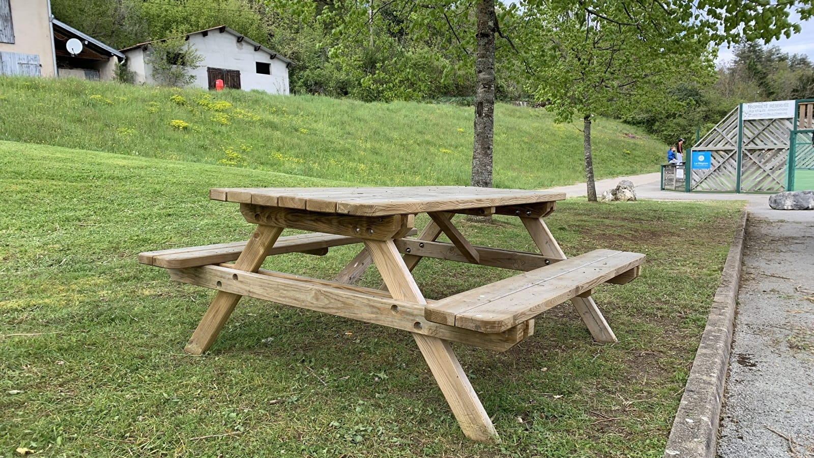 Aire de pique-nique de la mairie de Matafelon Granges