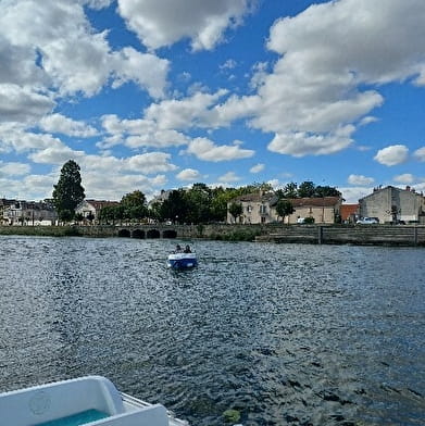 Location de bateaux éléctriques sans permis et pédalos- BJ Boat 