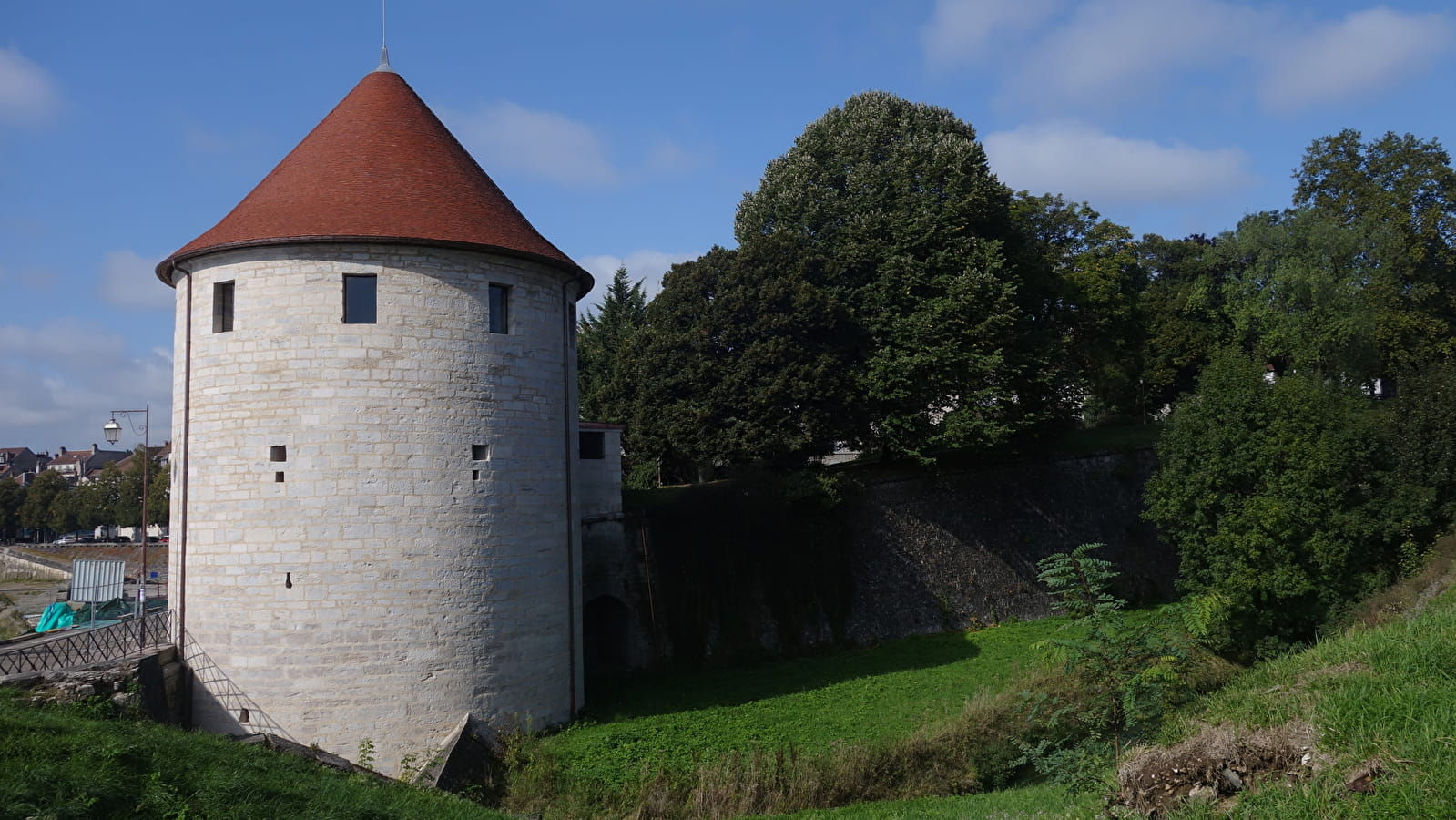 Les tours bastionnées : l'enceinte fortifiée de Battant