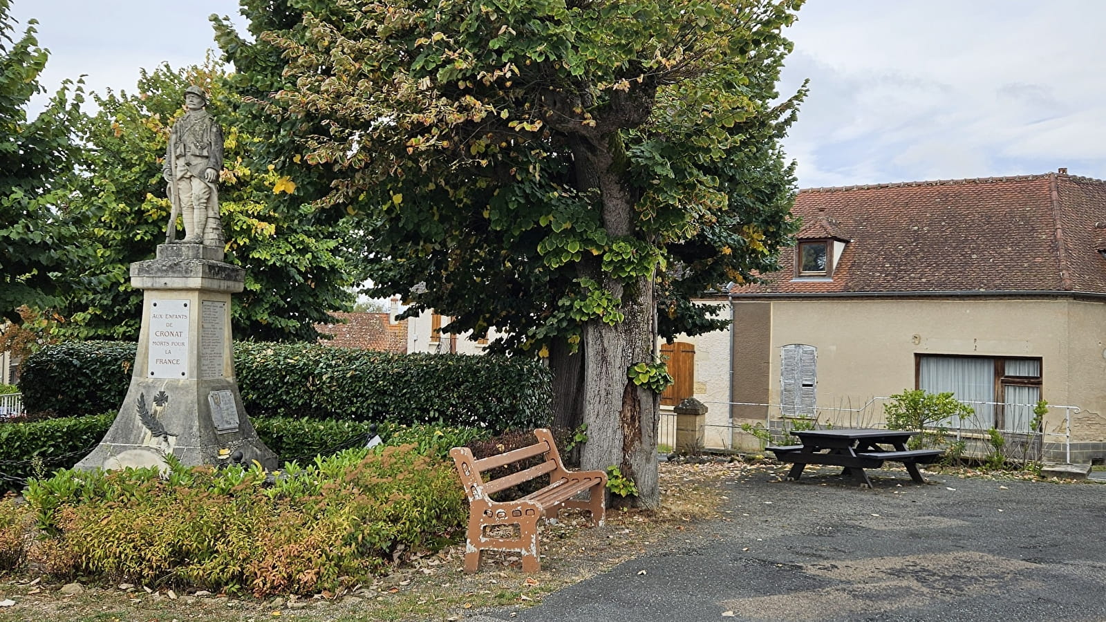 Aire de pique nique place de l'église CRONAT