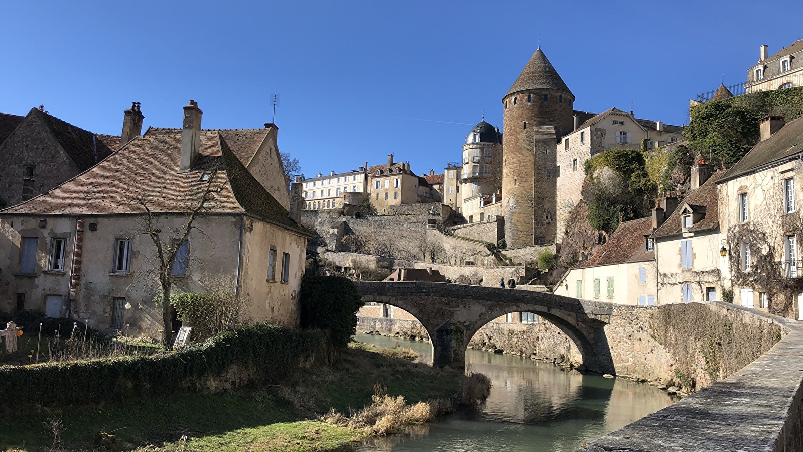 Visite guidée de Semur-en-Auxois de haut en bas !