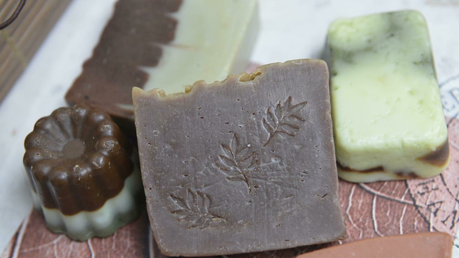 Un savon maison aux plantes sauvages