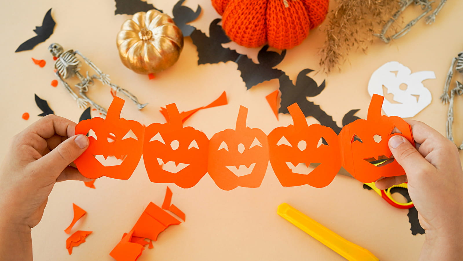 Activité famille : fabrication d’une guirlande ambiance Halloween