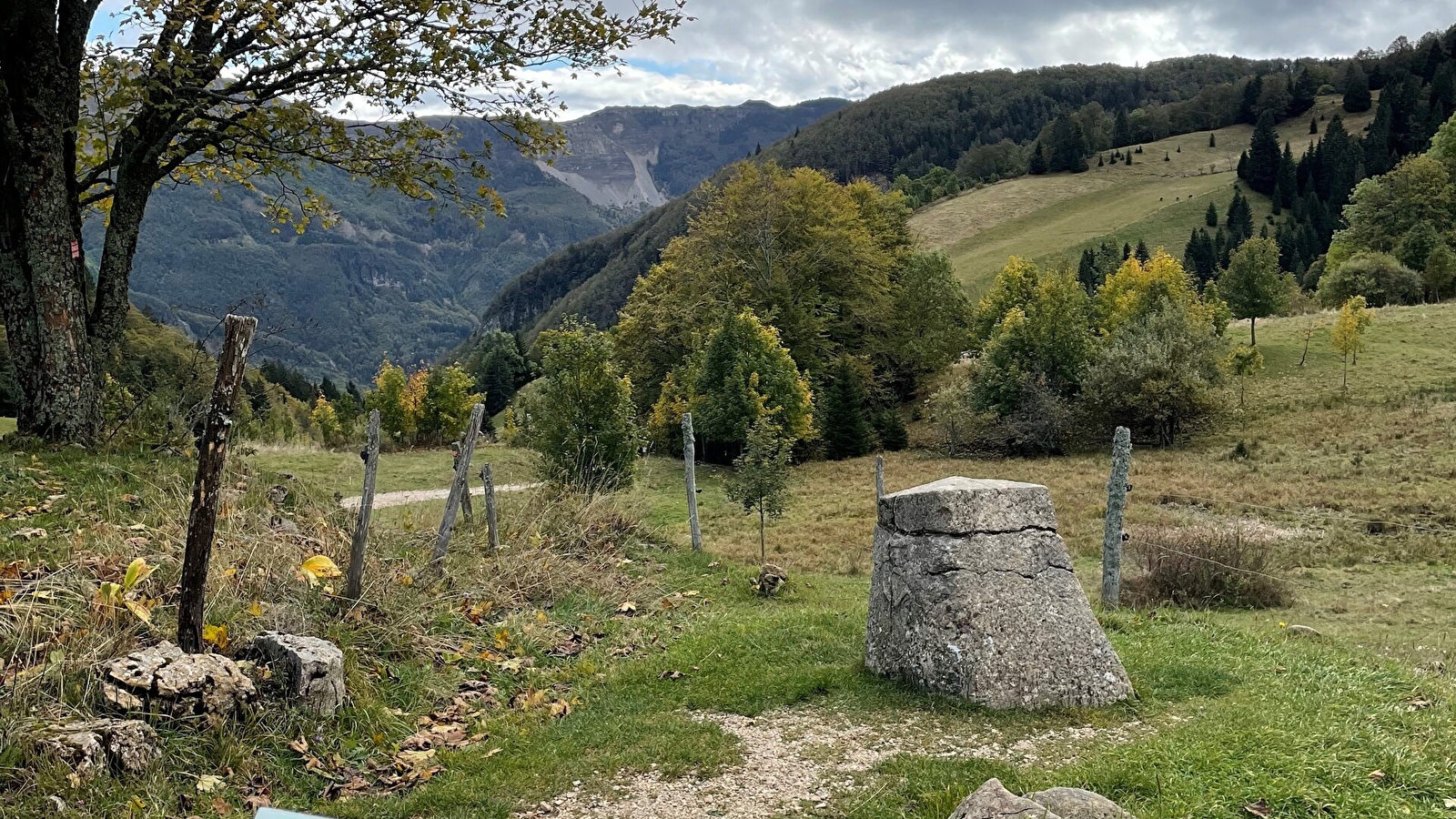 La Borne au Lion, Crêt de Chalam