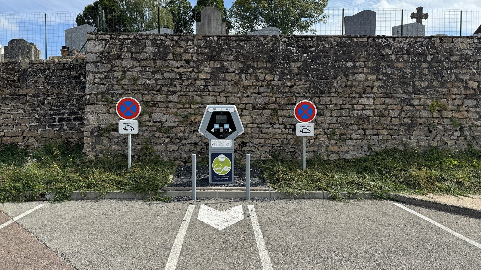 Borne de recharge pour véhicules électriques