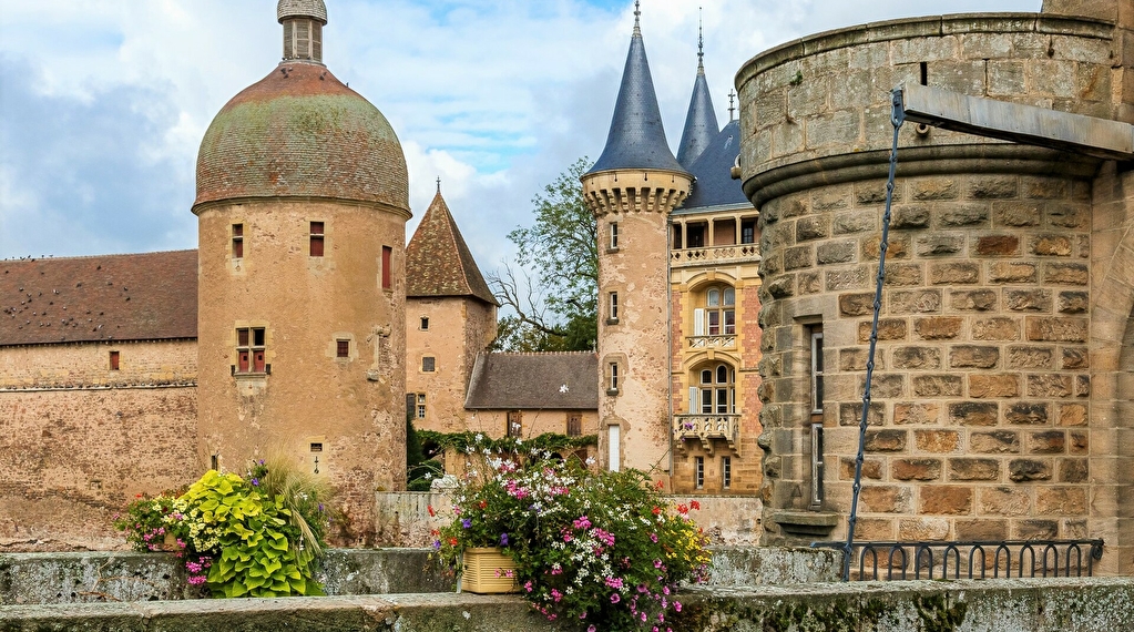 Visite guidée des extérieurs du Château de La Clayette et exposition - Spéciale Téléthon