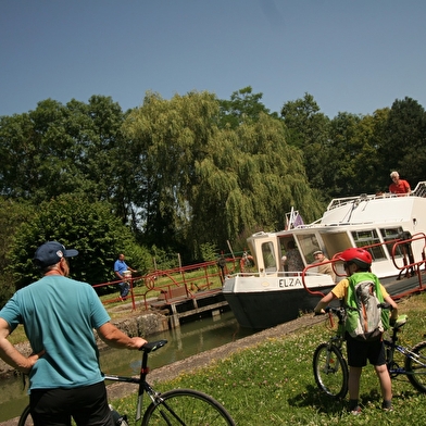 Bateau croisière 'Elza' sur le canal de Bourgogne