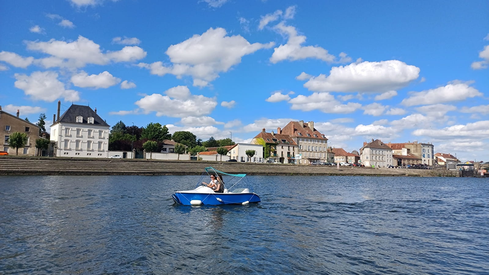 Location de bateaux éléctriques sans permis et pédalos- BJ Boat 