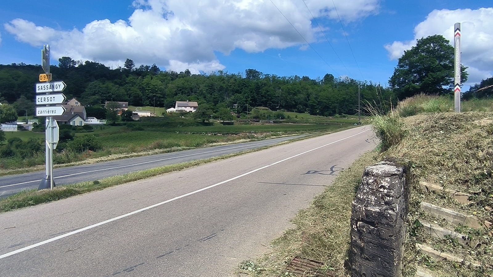 Ligne de démarcation - ancien poste de contrôle allemand - poteau