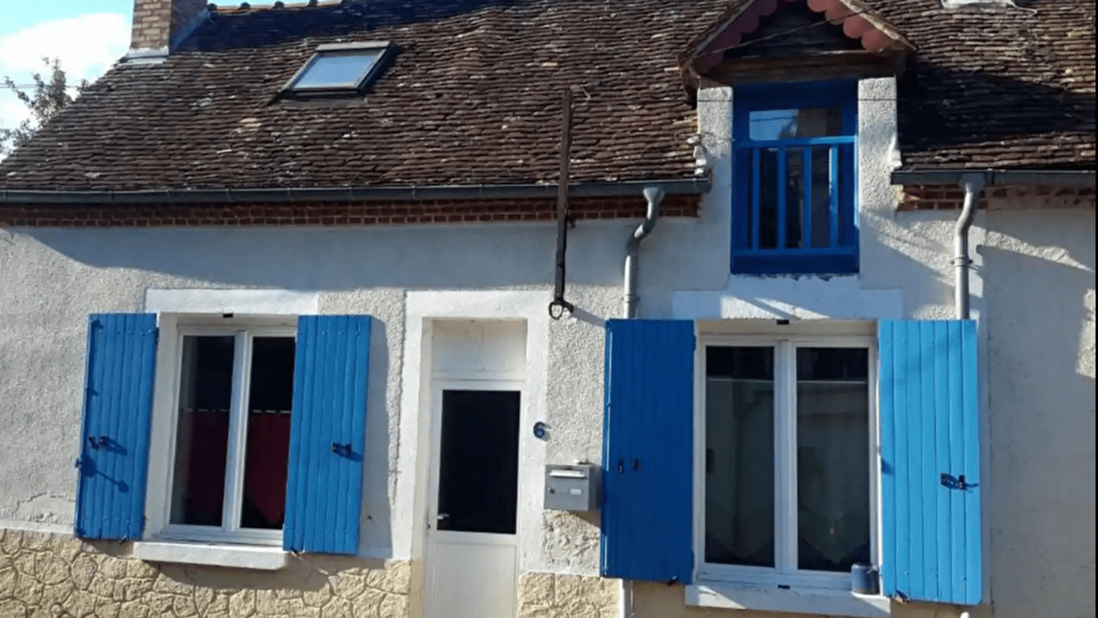 Petite maison aux volets bleus