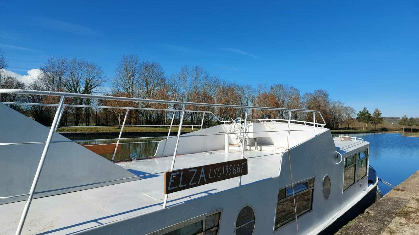 Bateau croisière 'Elza' sur le canal de Bourgogne