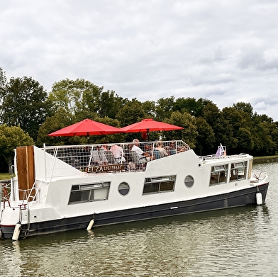 Bateau croisière 'Elza' sur le canal de Bourgogne