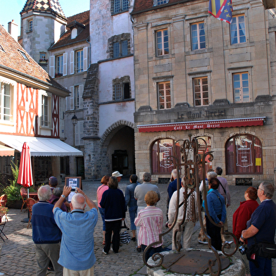 Visite guidée de Semur-en-Auxois avec Dame Sandrine 