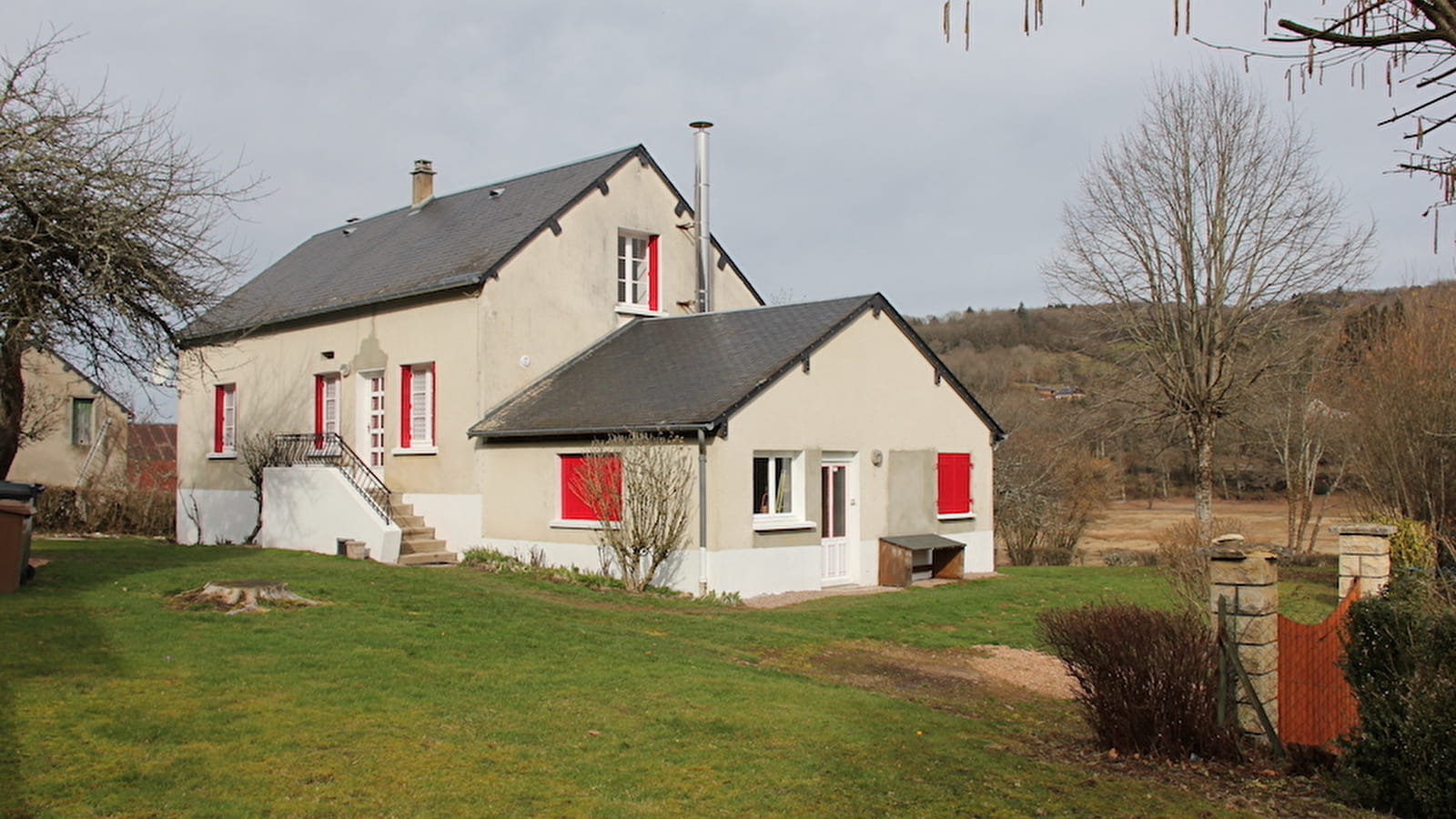 La maison au bord du lac de Pannecière