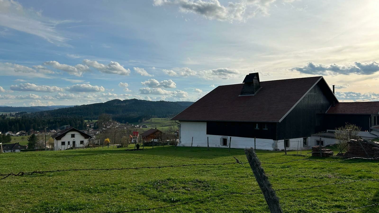 Visite d'une ferme comtoise restaurée en maison d'habitation à Bonnétage