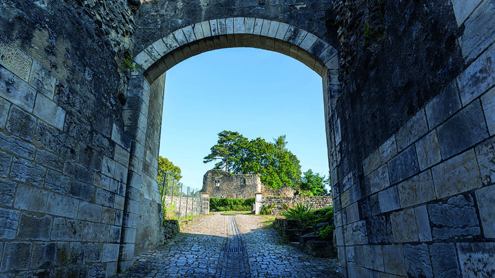 Visite historique de Moulins-Engilbert : le Vieux Château