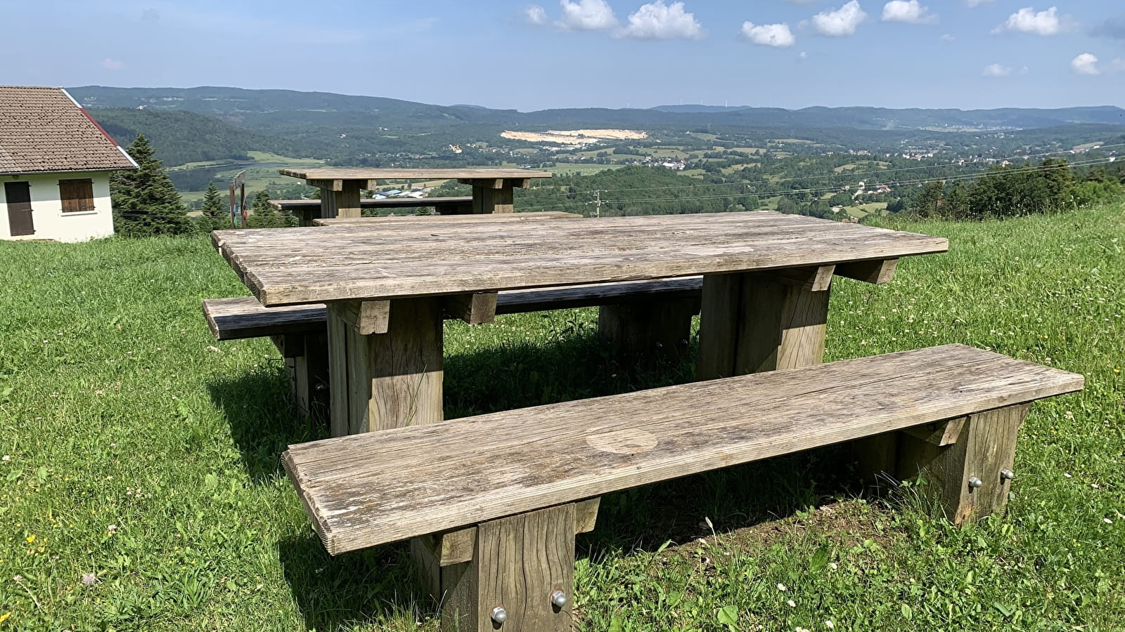 Aire de pique-nique du chalet du téléski à Cormaranche-en-Bugey