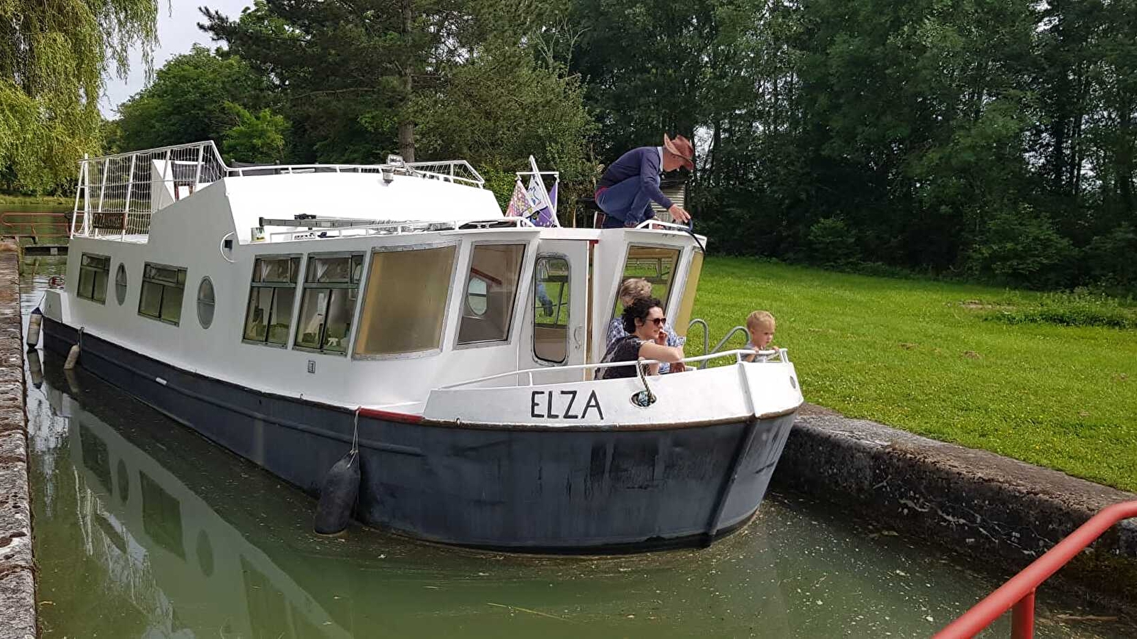 Bateau croisière 'Elza' sur le canal de Bourgogne