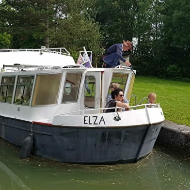 Bateau croisière 'Elza' sur le canal de Bourgogne