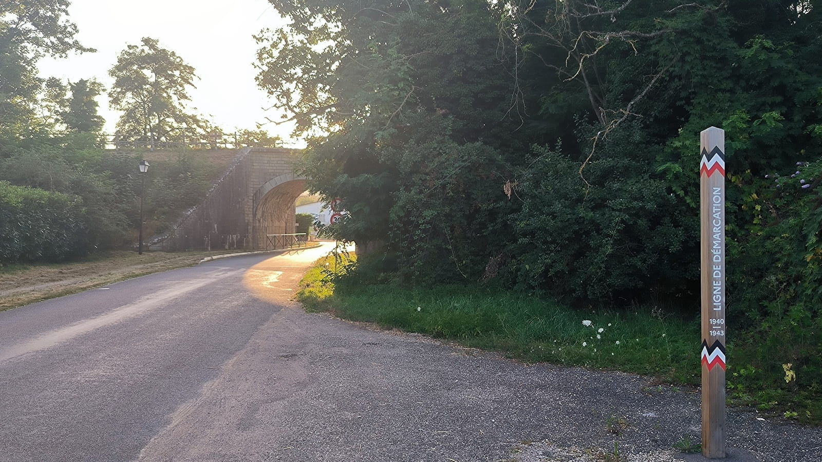 Ligne de démarcation - ancien poste de contrôle allemand - Poteau